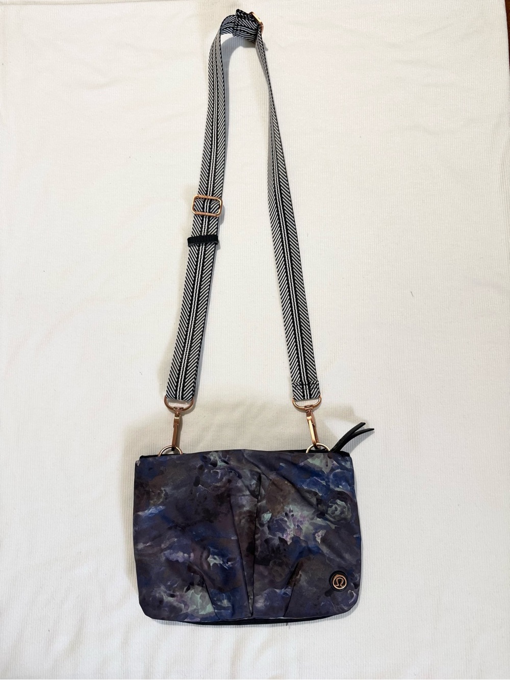 Lululemon “Hip To Be Free” Crossbody Bag/Clutch Purse Black Mirage Print